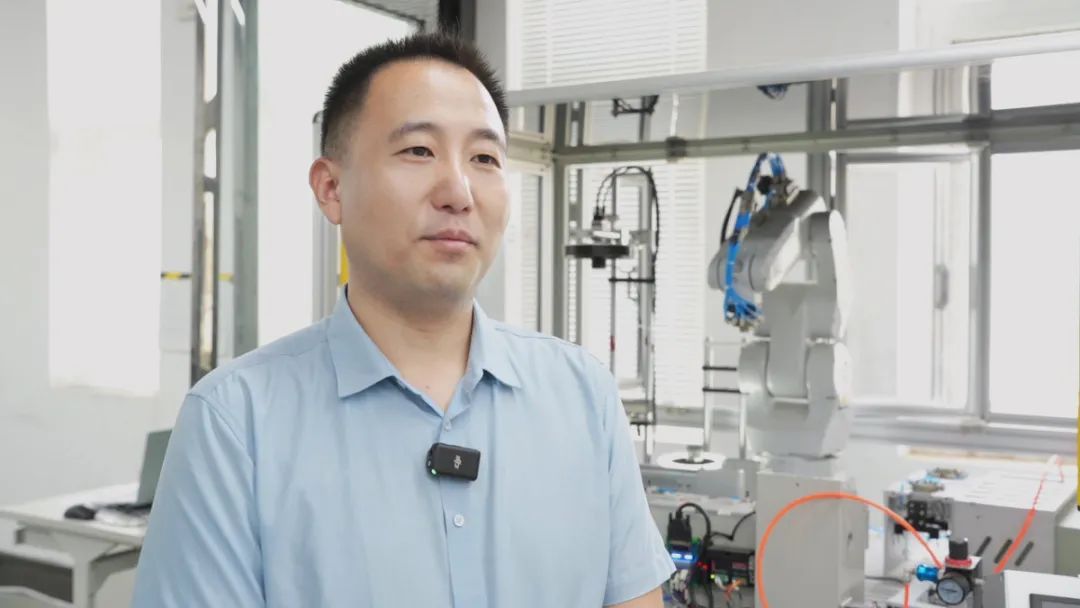 “機(jī)器人再先進(jìn)，也得聽我們的！”河南技校生靠這手絕活月薪過萬