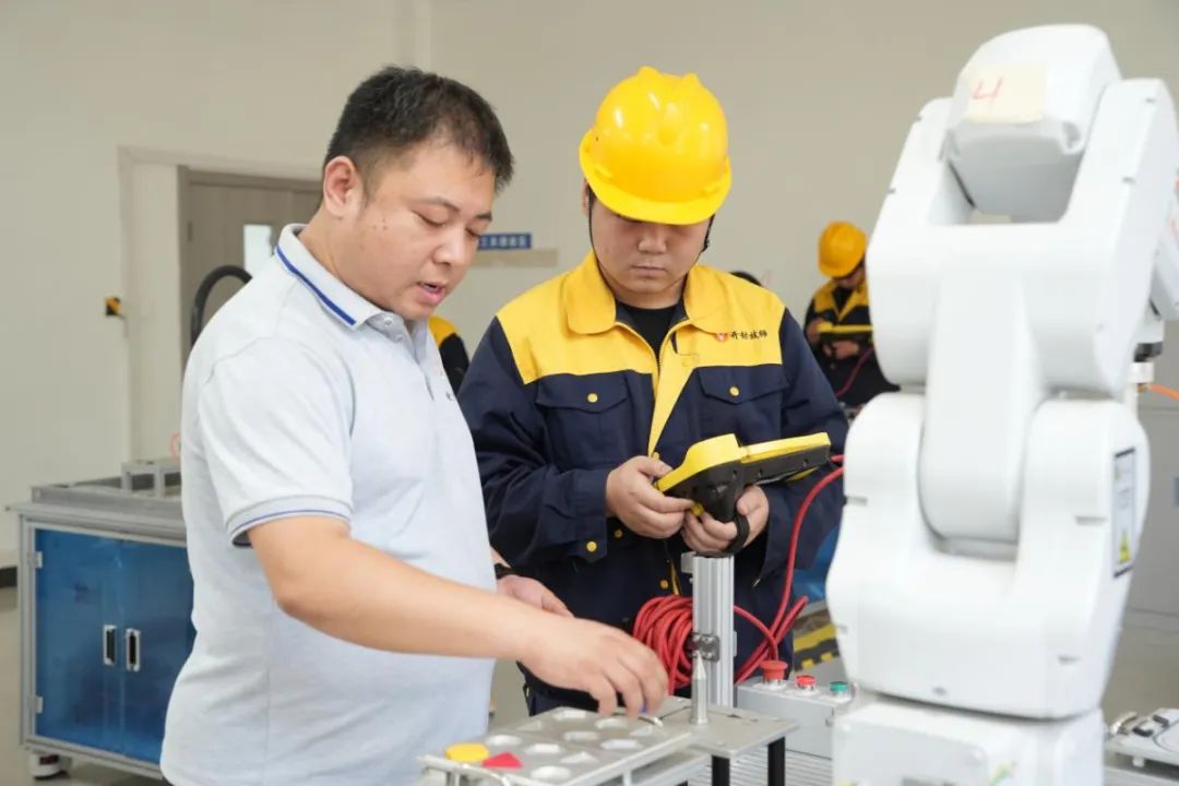 “機器人再先進，也得聽我們的！”河南技校生靠這手絕活月薪過萬