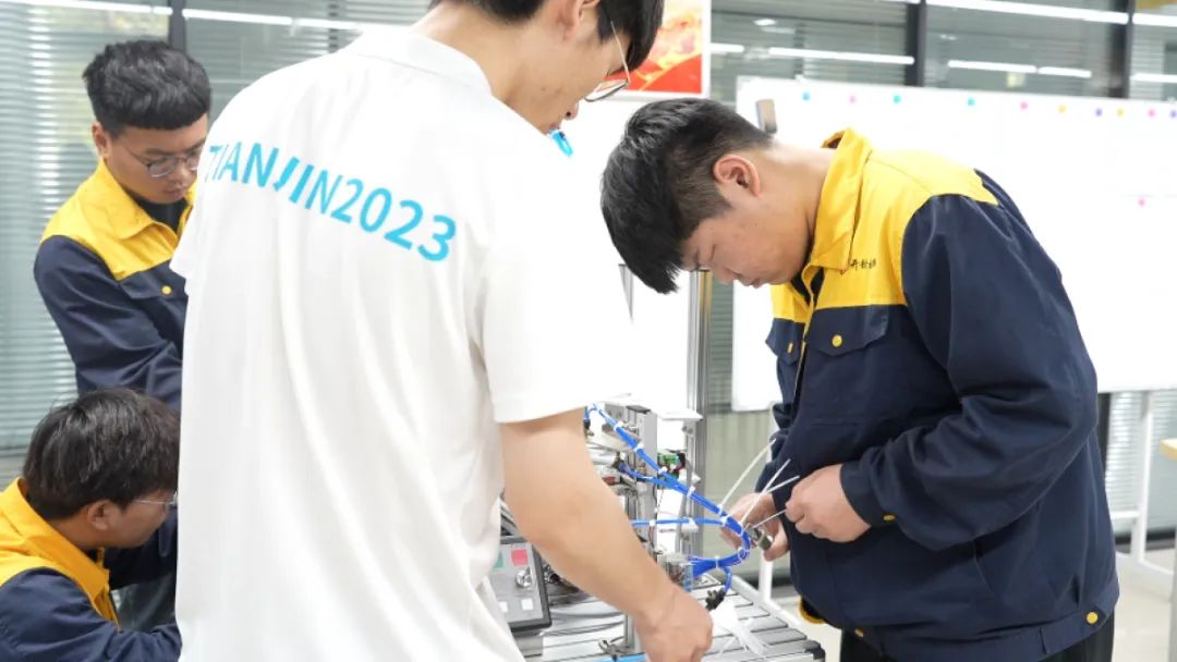 “機(jī)器人再先進(jìn)，也得聽我們的！”河南技校生靠這手絕活月薪過萬