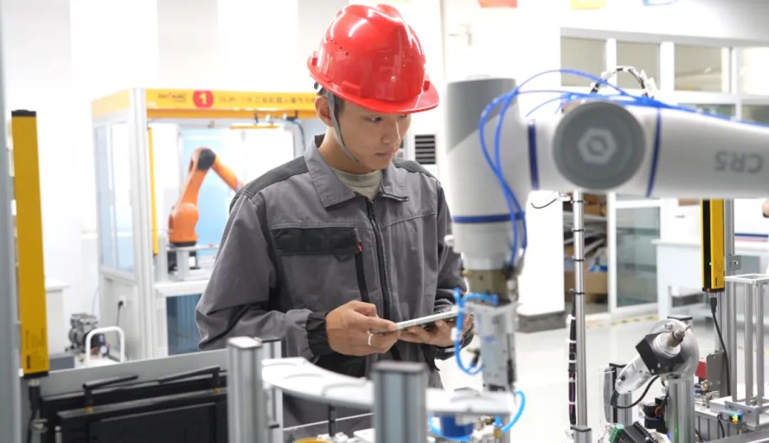 “機(jī)器人再先進(jìn)，也得聽我們的！”河南技校生靠這手絕活月薪過萬