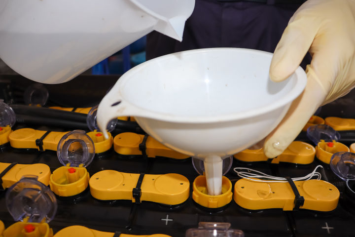 免維護(hù)蓄電池如何手動加水？加水步驟介紹
