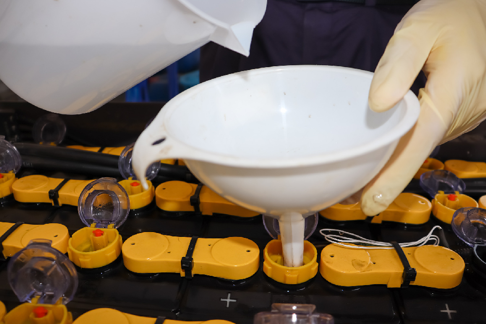 鉛酸電池加液有用嗎？蒸餾水、電解液、修復液有什么區(qū)別